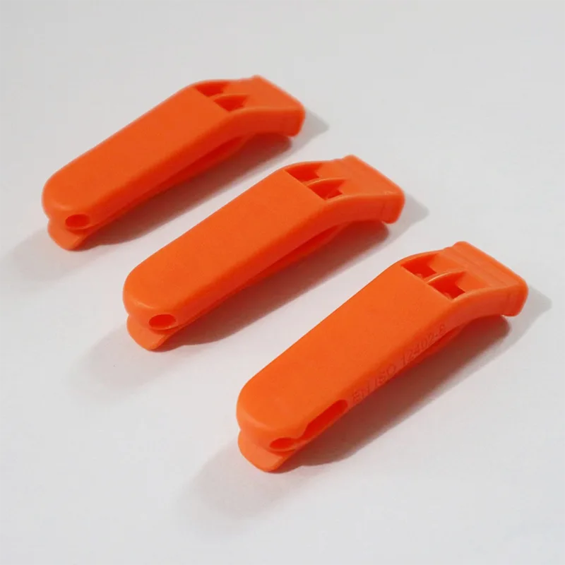 De quoi sont faits les sifflets en plastique ?